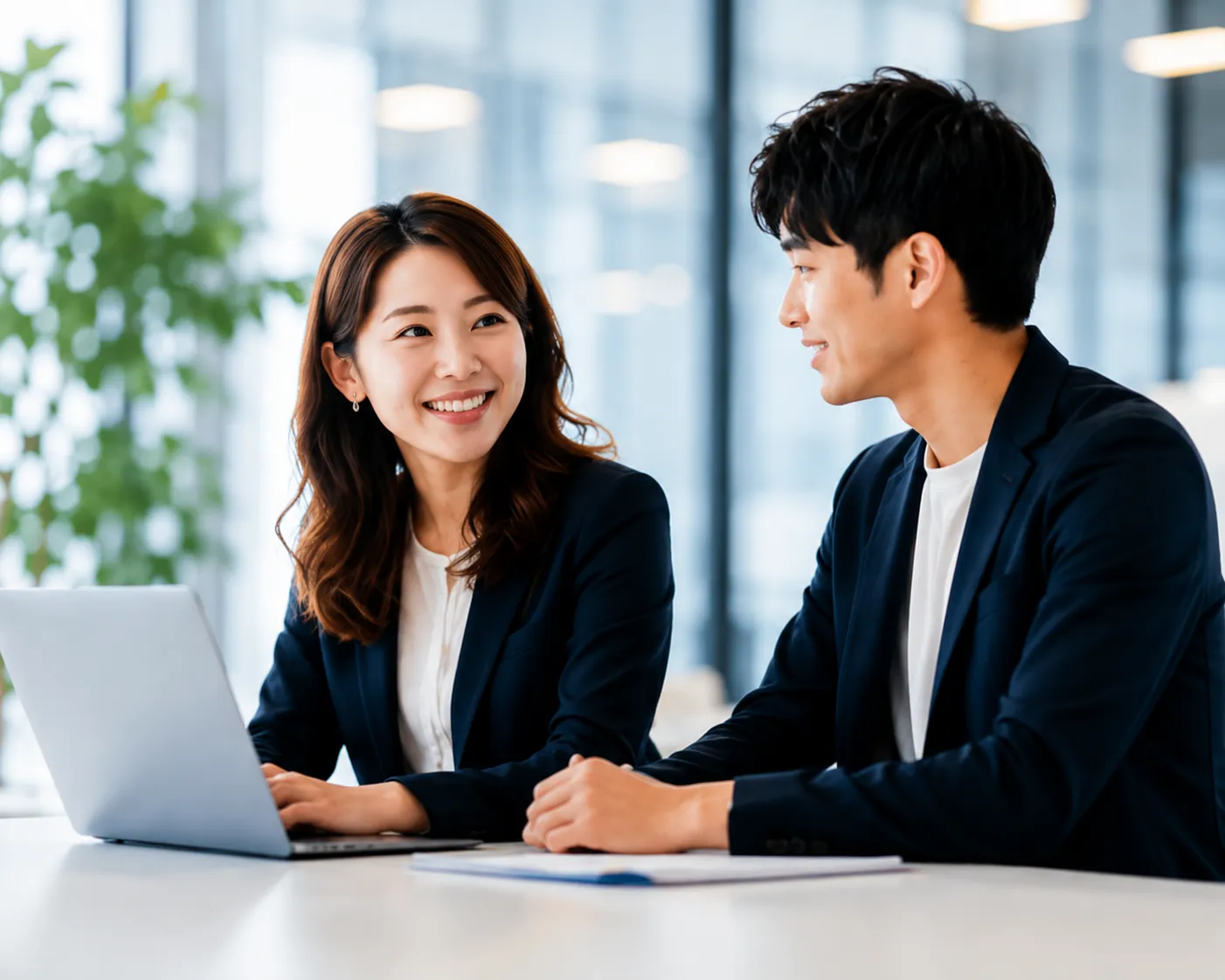 オフィスで会話するIXPORTの社員