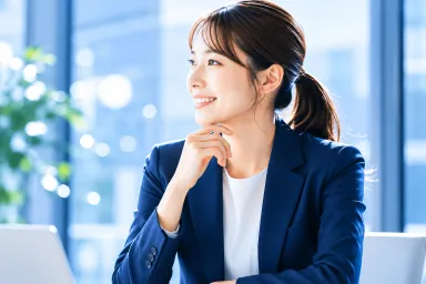 笑顔で話す社員